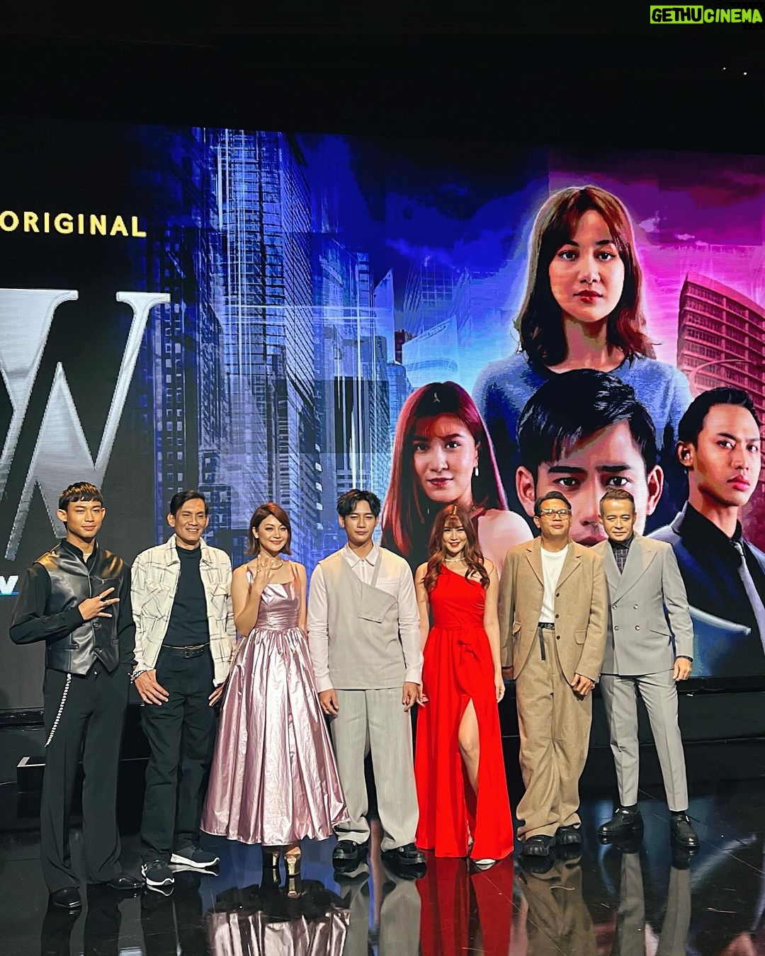 Elizabeth Tan Instagram - W : Two Worlds premiere today! š. . Jangan lupa saksikan cite ni hari khamis (30/11), kt @viumalaysia ! #WTwoWorlds #WTwoWorldsMalaysia #ViuOriginal #ViuMalaysia Director @yusryabdhalim Penerbit @indepix š¤