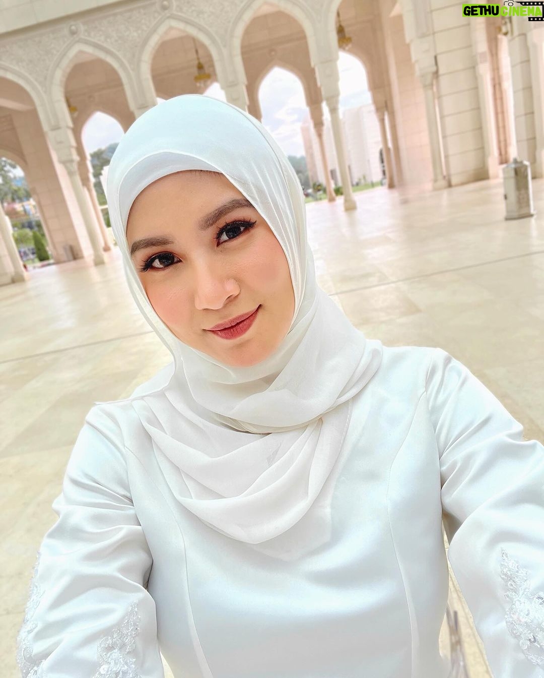 Elizabeth Tan Instagram - Selamat bulan Ramadhan 🌙 ✨ ok tak first day puasa harini?