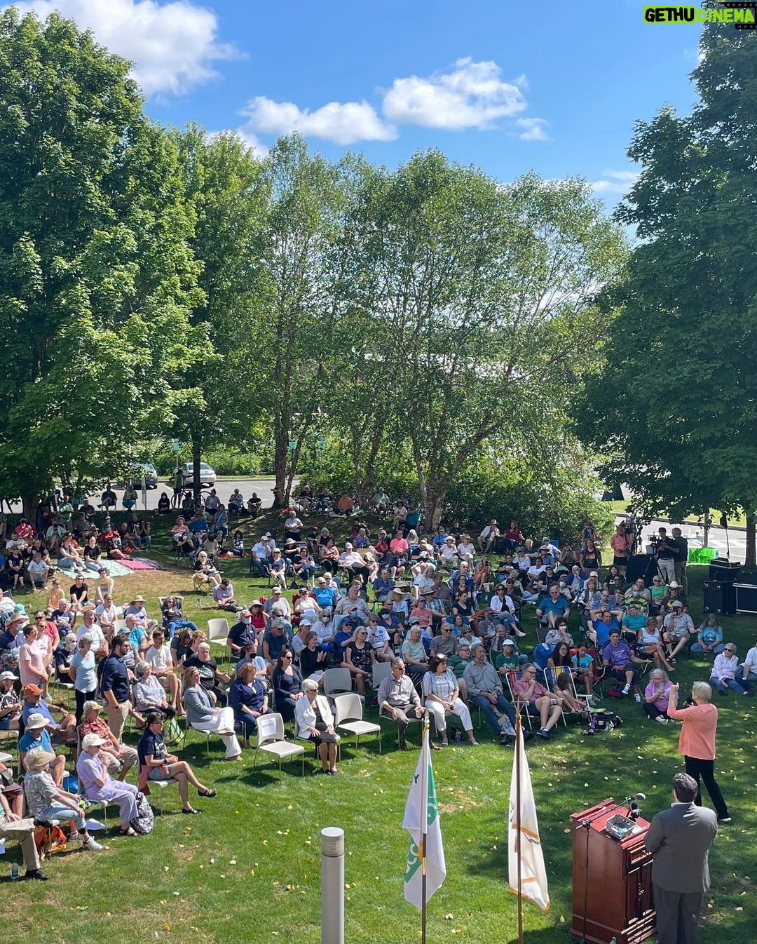 Elizabeth Warren Instagram - We had a great Meet and Greet in Greenfield today. We talked about fighting climate change with the Inflation Reduction Act, investing in infrastructure for Massachusetts communities, and protecting our democracy.