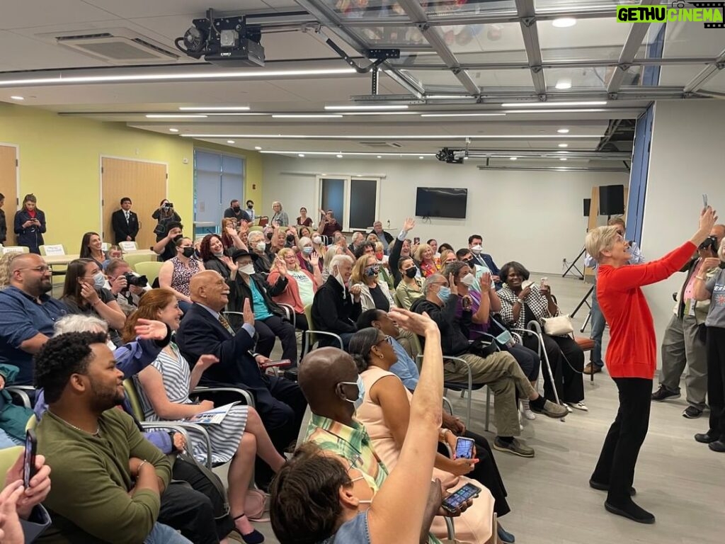 Elizabeth Warren Instagram - We had a great Meet and Greet in Randolph tonight. We talked about Roe, gun safety, student loan debt cancellation, and non-compete reform.