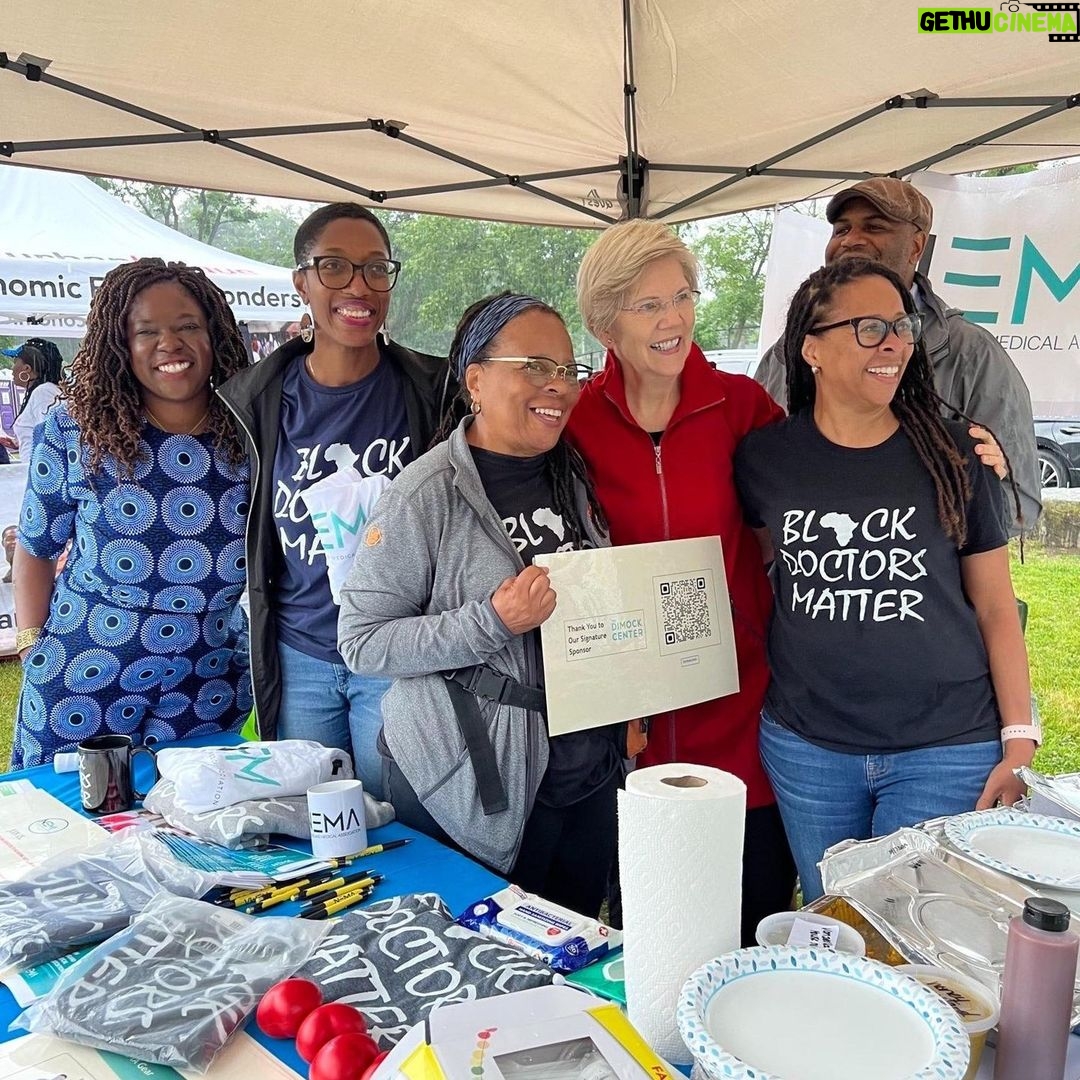 Elizabeth Warren Instagram - The rain couldn’t stop this weekend’s Juneteenth celebration and Roxbury Homecoming in Franklin Park! Honored to join my friend and partner @Ruthzee4Boston for this reminder of the power of building community as we work for racial justice.