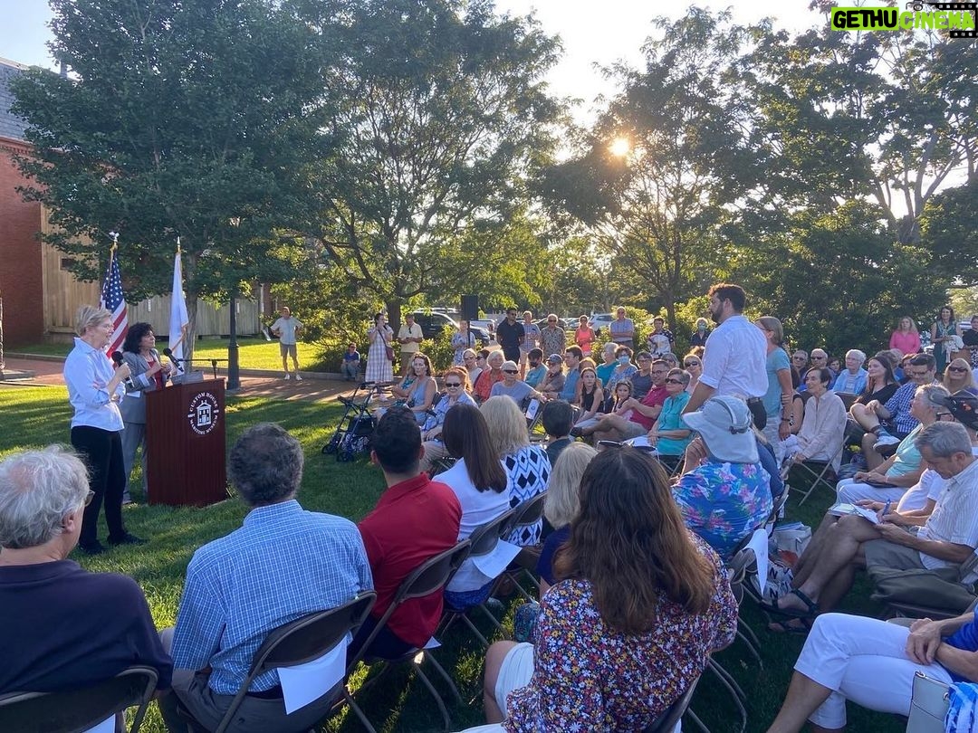 Elizabeth Warren Instagram - We had a great Meet and Greet in Newburyport tonight, talking about fighting the climate crisis, protecting the right to vote, canceling student debt, and more.