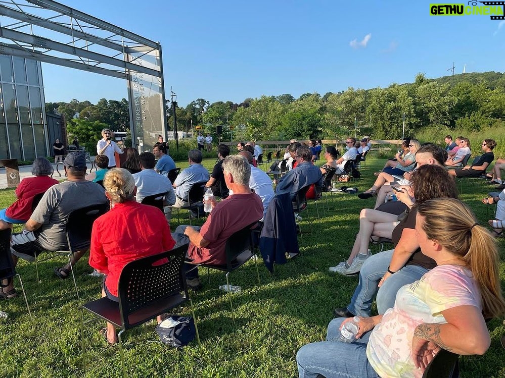 Elizabeth Warren Instagram - It was great to be in Worcester tonight for another Meet and Greet. We talked about how we can make change and put our government on the side of working families.