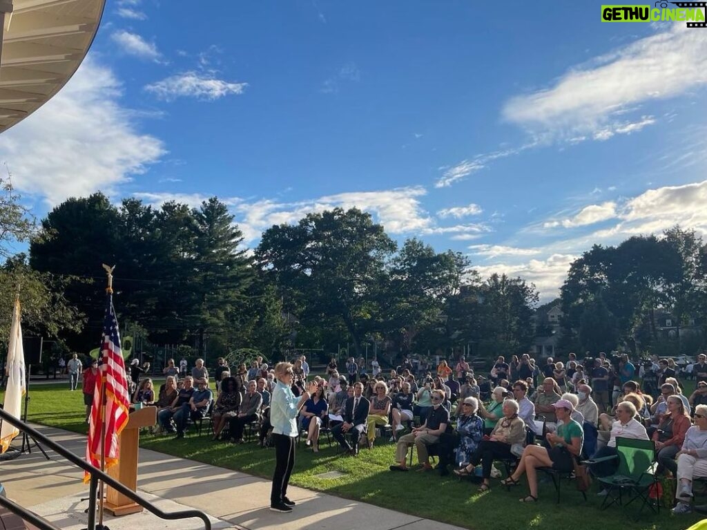 Elizabeth Warren Instagram - We had a great Meet and Greet in Newton today. We talked about strengthening the Americans with Disabilities Act, fighting climate change, and making the wealthy pay their fair share.