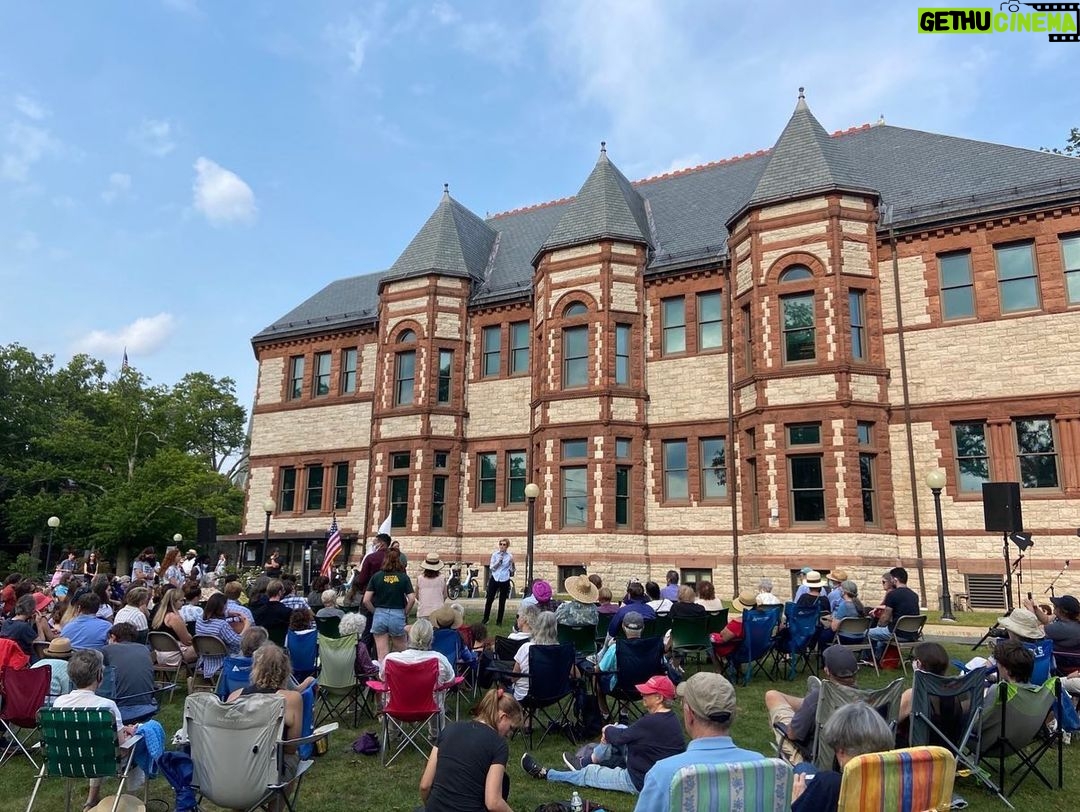 Elizabeth Warren Instagram - It was a great Meet and Greet in Northampton today. We talked about tackling the climate crisis, canceling student debt, and ending the filibuster.
