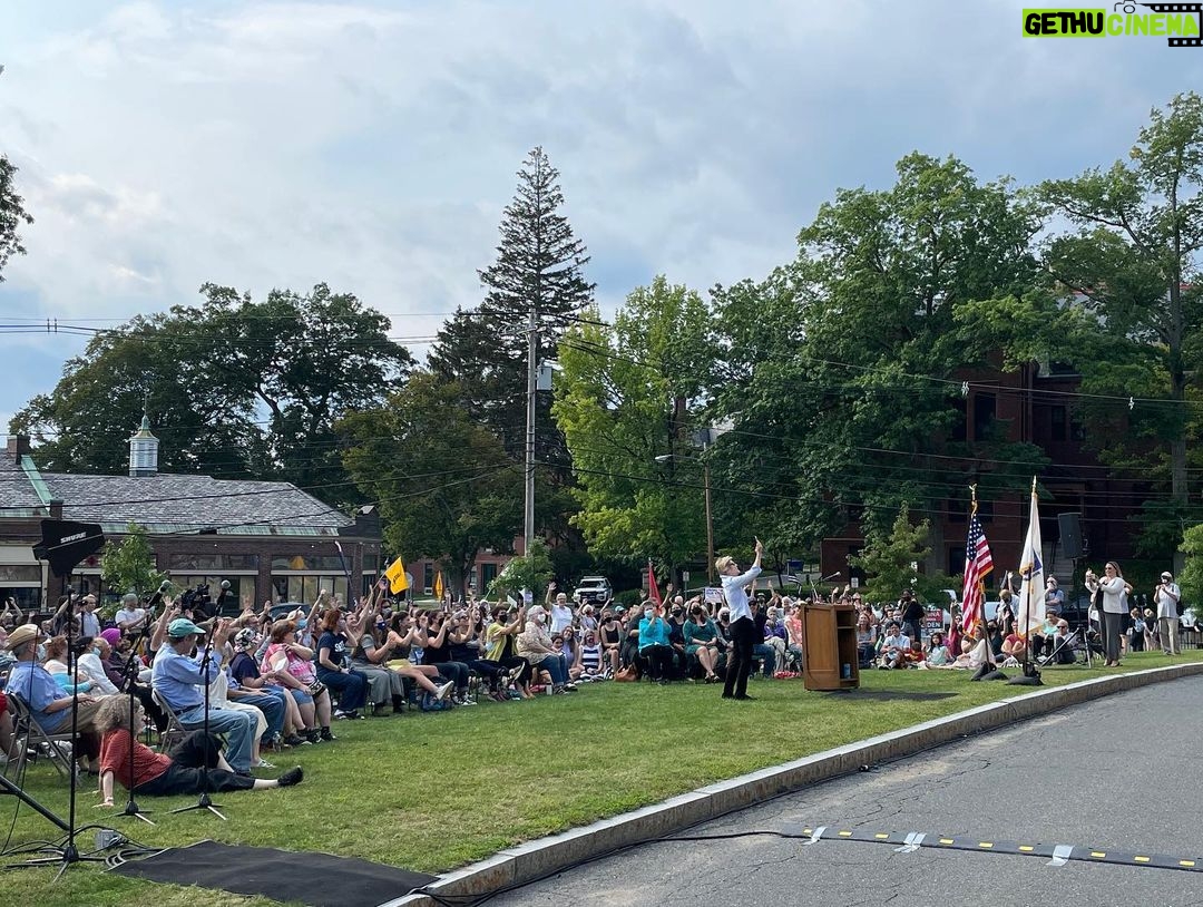Elizabeth Warren Instagram - It was a great Meet and Greet in Northampton today. We talked about tackling the climate crisis, canceling student debt, and ending the filibuster.