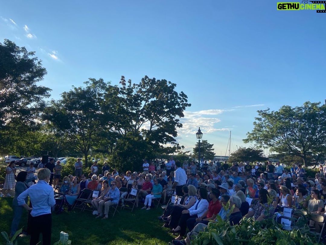 Elizabeth Warren Instagram - We had a great Meet and Greet in Newburyport tonight, talking about fighting the climate crisis, protecting the right to vote, canceling student debt, and more.