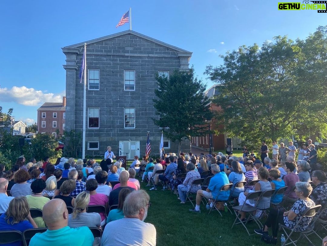 Elizabeth Warren Instagram - We had a great Meet and Greet in Newburyport tonight, talking about fighting the climate crisis, protecting the right to vote, canceling student debt, and more.