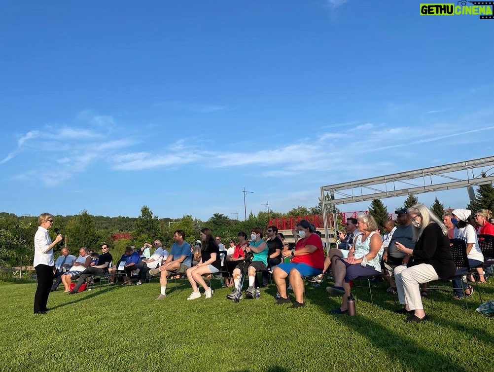 Elizabeth Warren Instagram - It was great to be in Worcester tonight for another Meet and Greet. We talked about how we can make change and put our government on the side of working families.