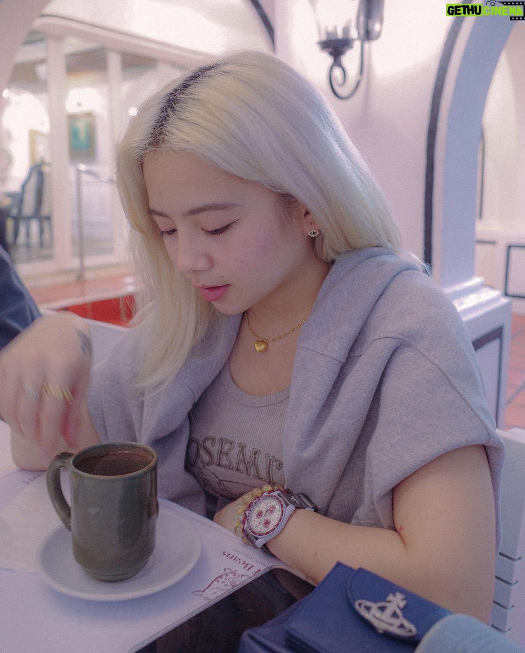 Ella Cruz Instagram - Quick tagaytay trip 🤎 first dunks ko hehe~ bagay ba? 🤎 Tagaytay City