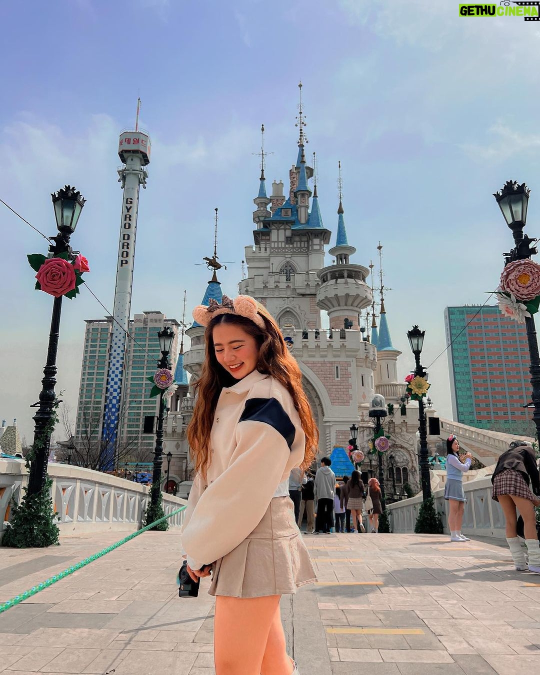 Ella Cruz Instagram - A date in Lotte World 🩵 now up on my channel! 💕 Lotte World, Seoul, South Korea