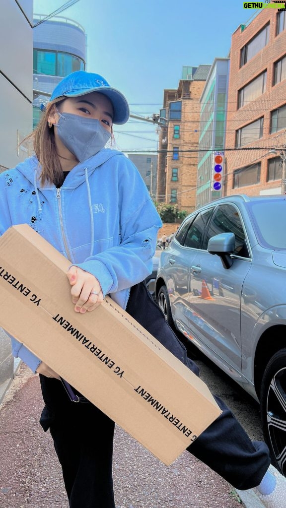 Ella Cruz Instagram - Unboxing the gift I've received from Jisoo & YG Ent for winning @blackpinkofficial Best Photo! 🖤🩷 now up on my EllaCruzOfficial channel ✨🤭 thank you @blackpinkofficial ! Seoul, Korea
