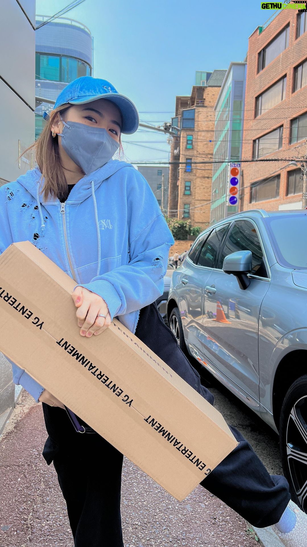 Ella Cruz Instagram - Unboxing the gift I've received from Jisoo & YG Ent for winning @blackpinkofficial Best Photo! π€π©· now up on my EllaCruzOfficial channel β¨π€ thank you @blackpinkofficial ! Seoul, Korea