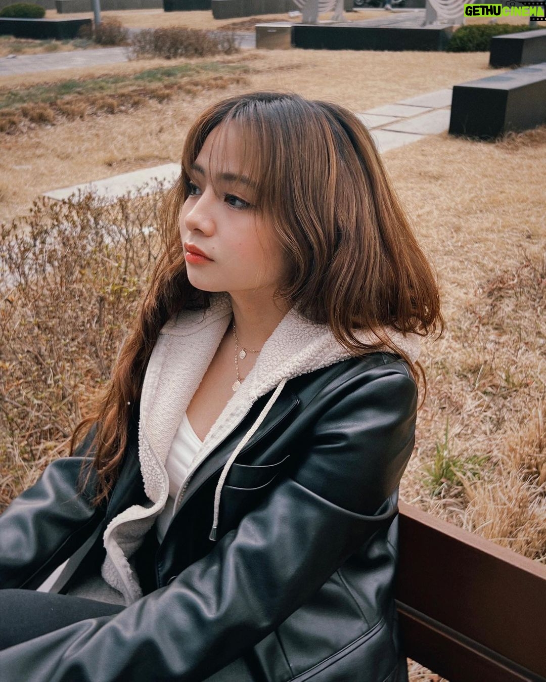 Ella Cruz Instagram - Another series of LEADER jacket 🫡 #waley New vlog tonight! And also an unboxing of the gift I received from Jisoo & YG Ent for winning the Best Photo event is now up on my EllaCruzOfficial channel 🩵 Seoul, Korea