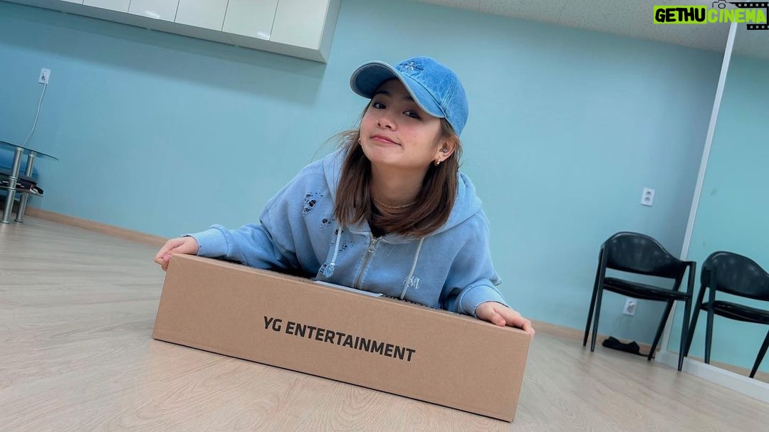 Ella Cruz Instagram - Sharing my unboxing of Jisoo's ME album + gift from Jisoo & YG Ent. for my BEST PHOTO at the #JisooFlowerHouse event ❤️ premieres at 6pm on my official YouTube channel 🌹 Seoul, Korea