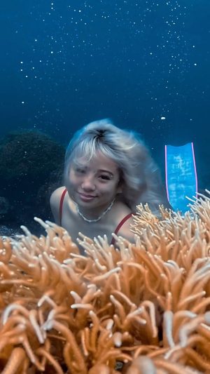 Ella Cruz Instagram - 𝒪𝓊𝓇 𝓅𝓇𝑒𝓉𝓉𝓎 𝐸𝓁𝓁𝒶✨

🧜‍♀️ Ella Cruz / @ellacruz 

🎥🎨 Beyonce Just Pacia / @freedivewithbeyonce 

Thank you Miss Ella  and Sir Julian for choosing to spend your time with us! It was a great opportunity freediving with you po, hope you enjoyed it as much as we did. Sana may next time ulit!!!

#freediving #moalboal #freedivingvideography #moalboalph #mermaid #freedivewithbeyonce