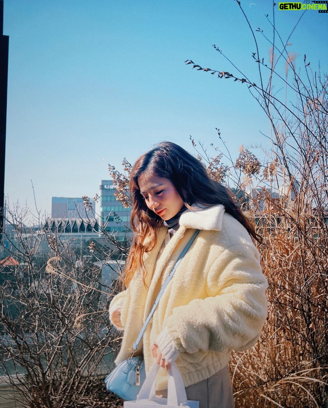 Ella Cruz Instagram - Sana all nilalamig🥶 NEW VLOG on my channel 😉 check it out~ Seoul, Korea