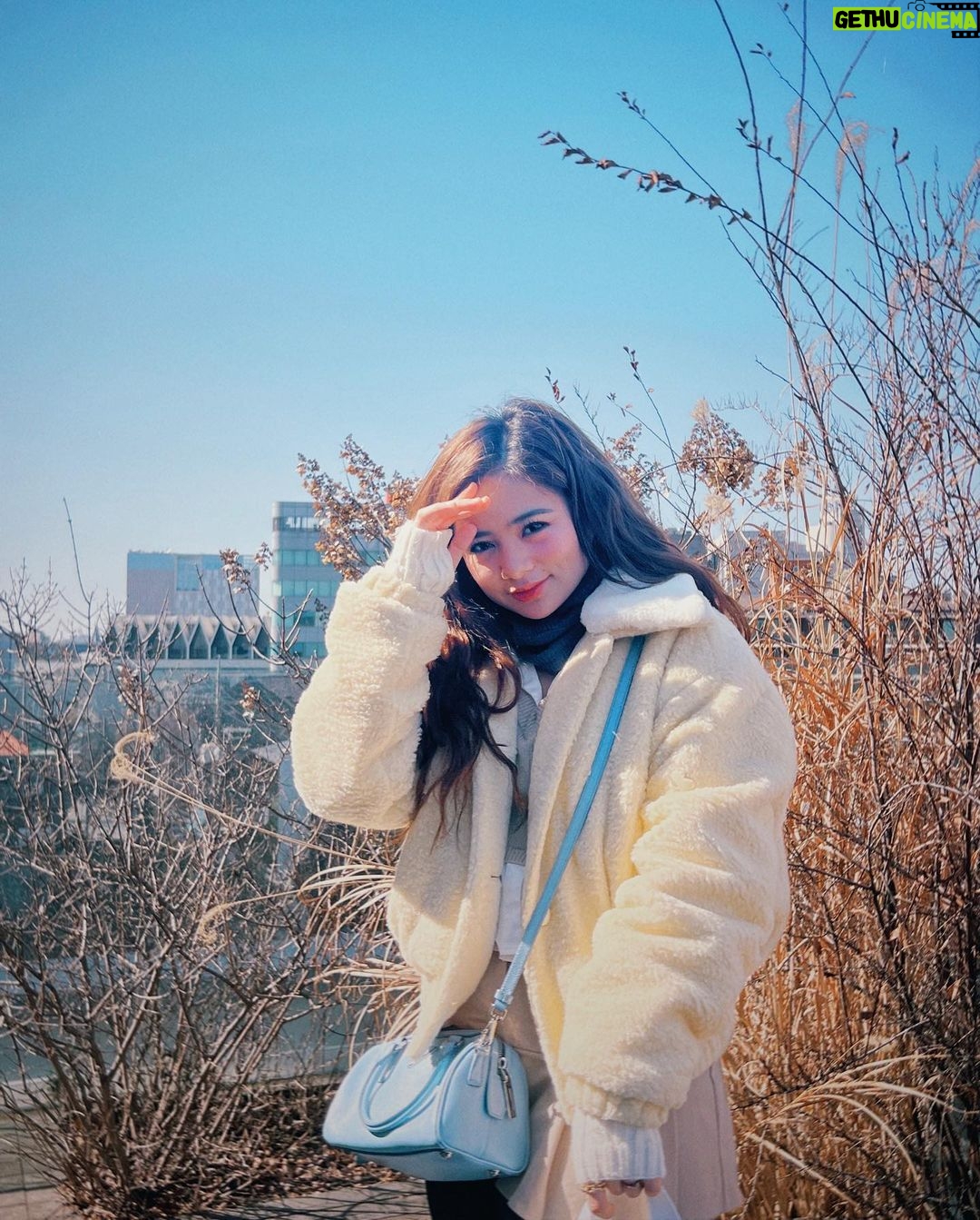Ella Cruz Instagram - Sana all nilalamig🥶 NEW VLOG on my channel 😉 check it out~ Seoul, Korea