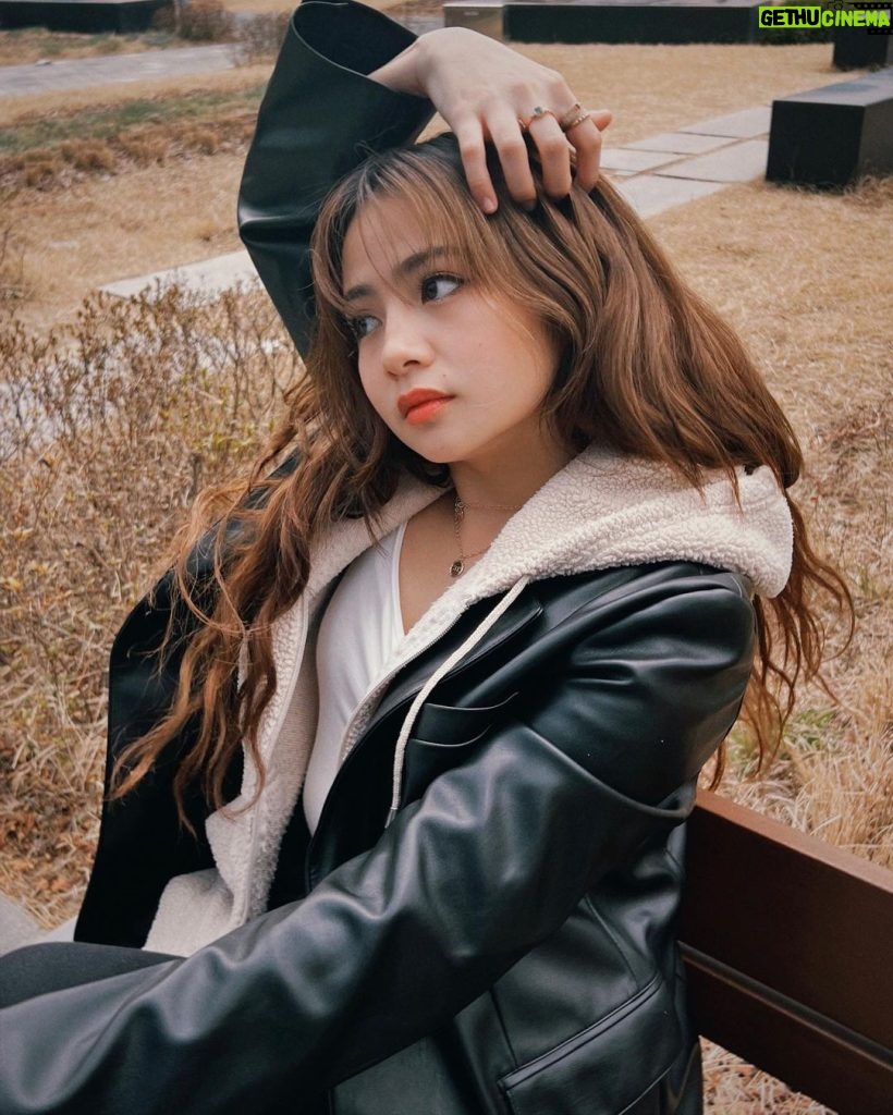 Ella Cruz Instagram - Another series of LEADER jacket 🫡 #waley New vlog tonight! And also an unboxing of the gift I received from Jisoo & YG Ent for winning the Best Photo event is now up on my EllaCruzOfficial channel 🩵 Seoul, Korea