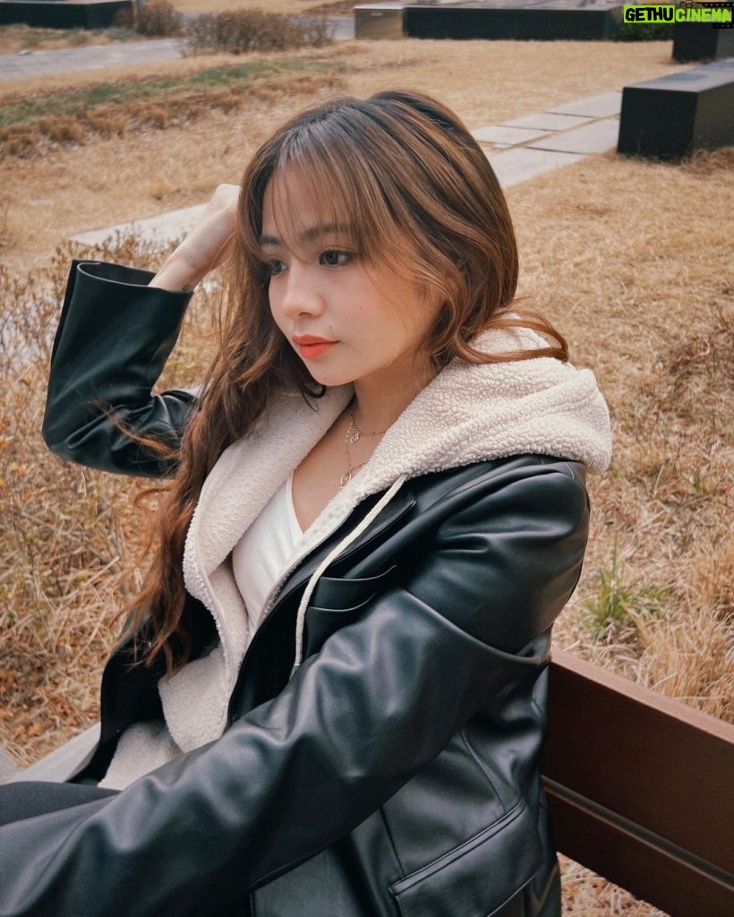 Ella Cruz Instagram - Another series of LEADER jacket 🫡 #waley New vlog tonight! And also an unboxing of the gift I received from Jisoo & YG Ent for winning the Best Photo event is now up on my EllaCruzOfficial channel 🩵 Seoul, Korea