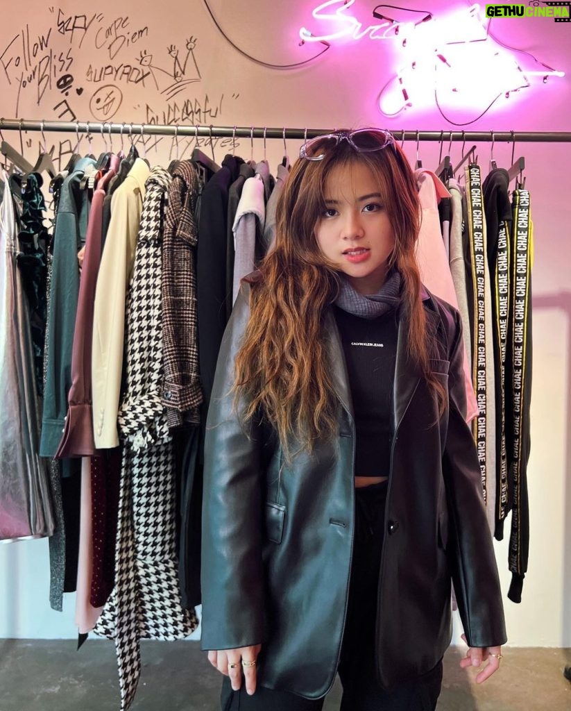 Ella Cruz Instagram - Jacket ng mga boss -- lider jacket. #waley 🫠 Seoul, Korea