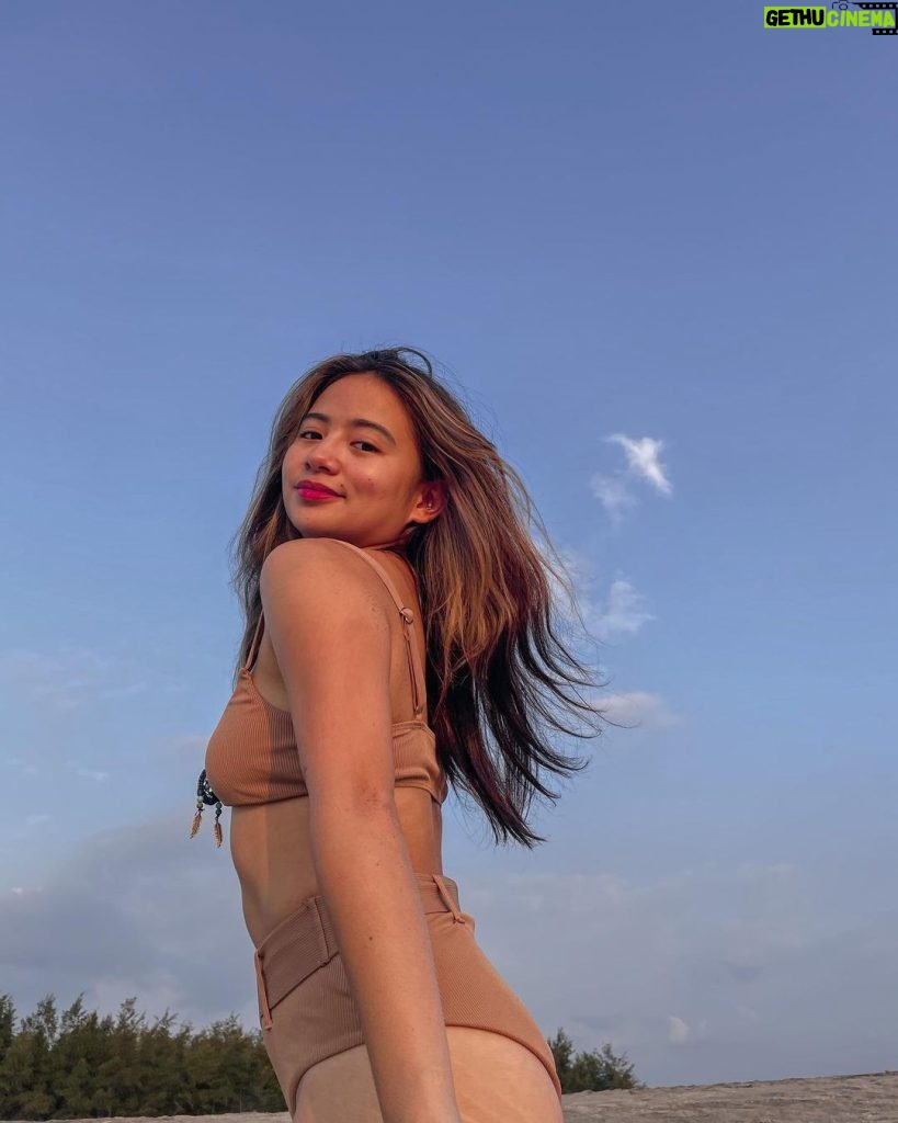 Ella Cruz Instagram - Happy easter 🐰 be always grateful to life, to nature, to yourself, to the people around you, to the Universe and to Him. 💕