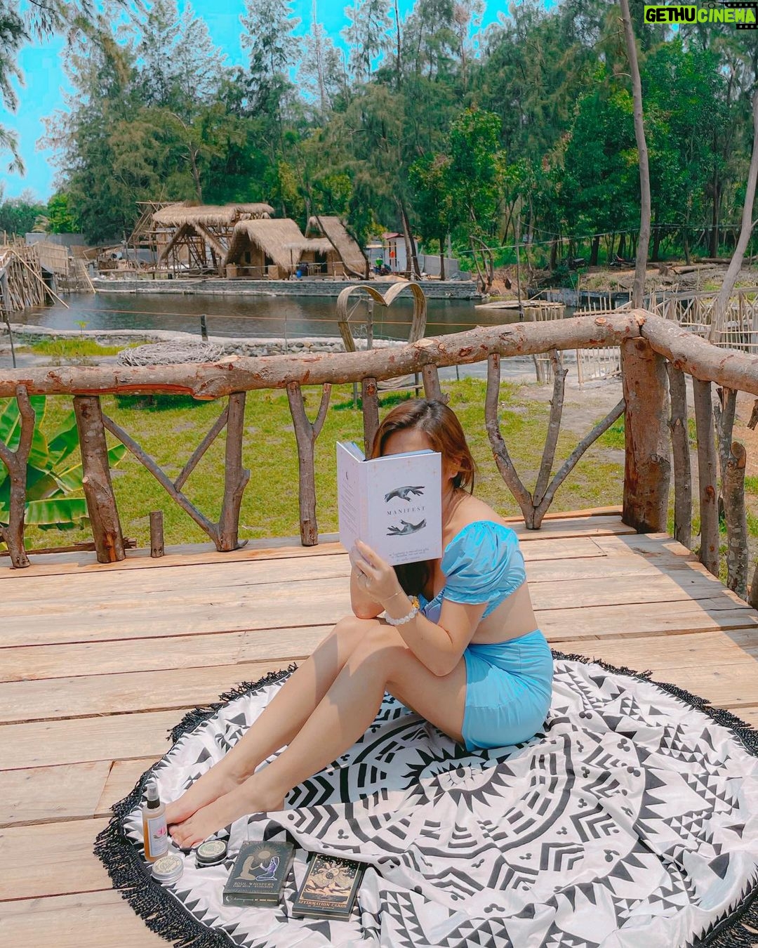 Ella Cruz Instagram - @takipsilimzmb, perfect place to read and meditate with @life.is.ec items💙🪐