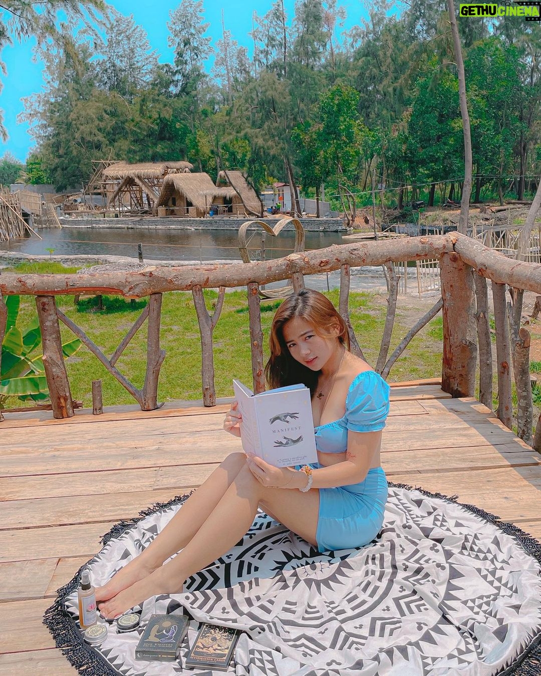 Ella Cruz Instagram - @takipsilimzmb, perfect place to read and meditate with @life.is.ec items💙🪐