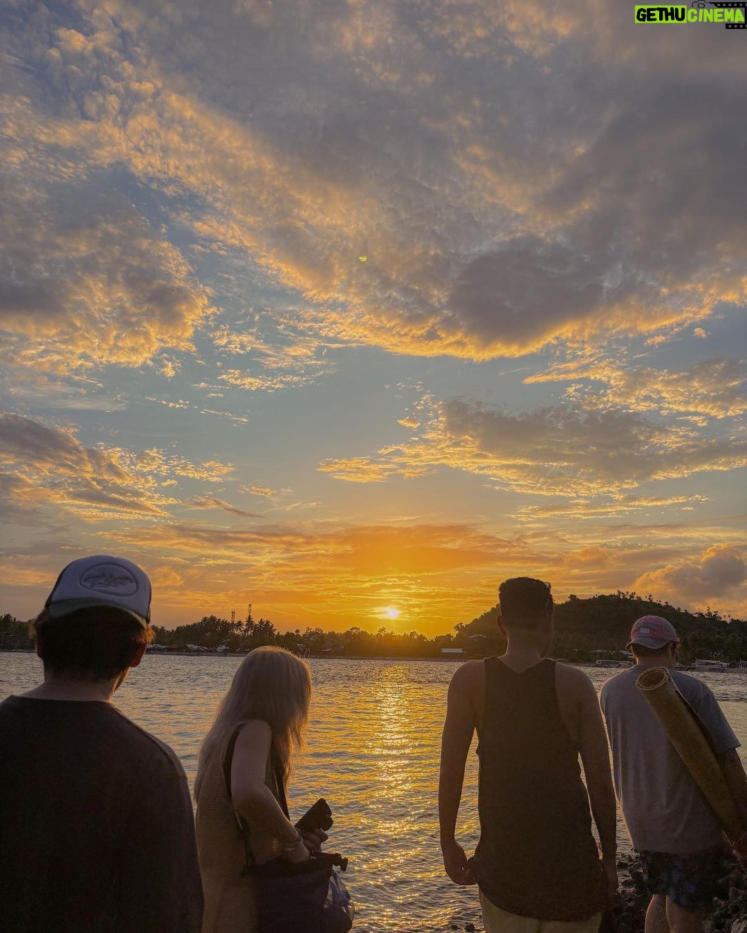 Ella Cruz Instagram - Siargao vlog is now on my YT channel π©΅ Isang linggong spontaneous trip sa Siargao with friends and @juliantrono π΄ Watch nyo na po~ π«Άπ» tysm^^ Siargao Island Philippines