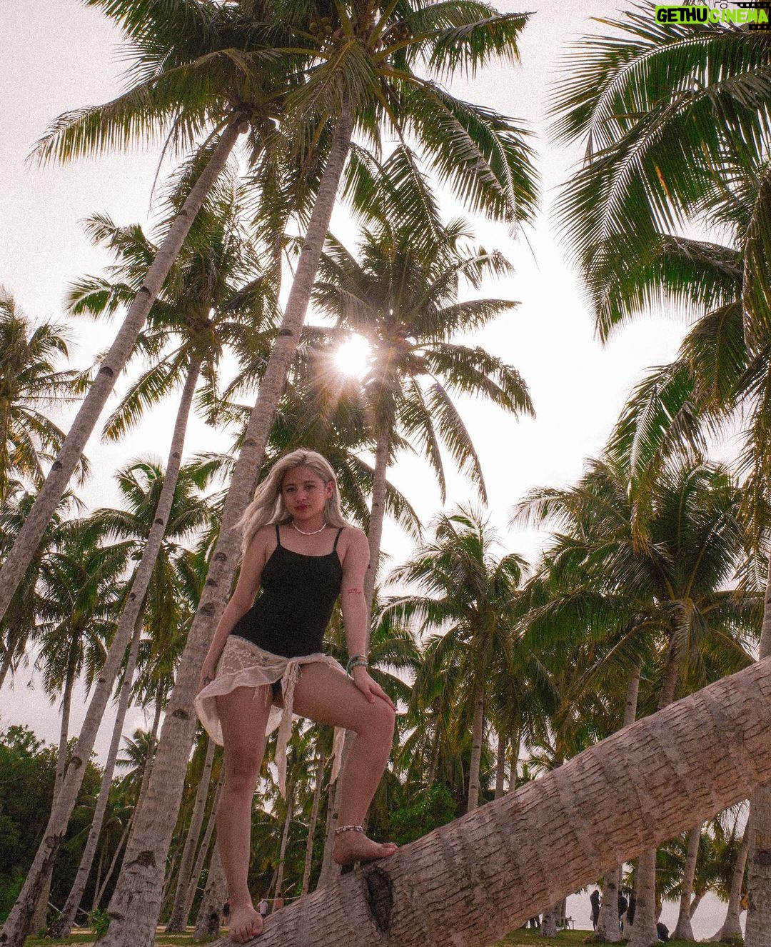 Ella Cruz Instagram - Siargao vlog is now on my YT channel π©΅ Isang linggong spontaneous trip sa Siargao with friends and @juliantrono π΄ Watch nyo na po~ π«Άπ» tysm^^ Siargao Island Philippines