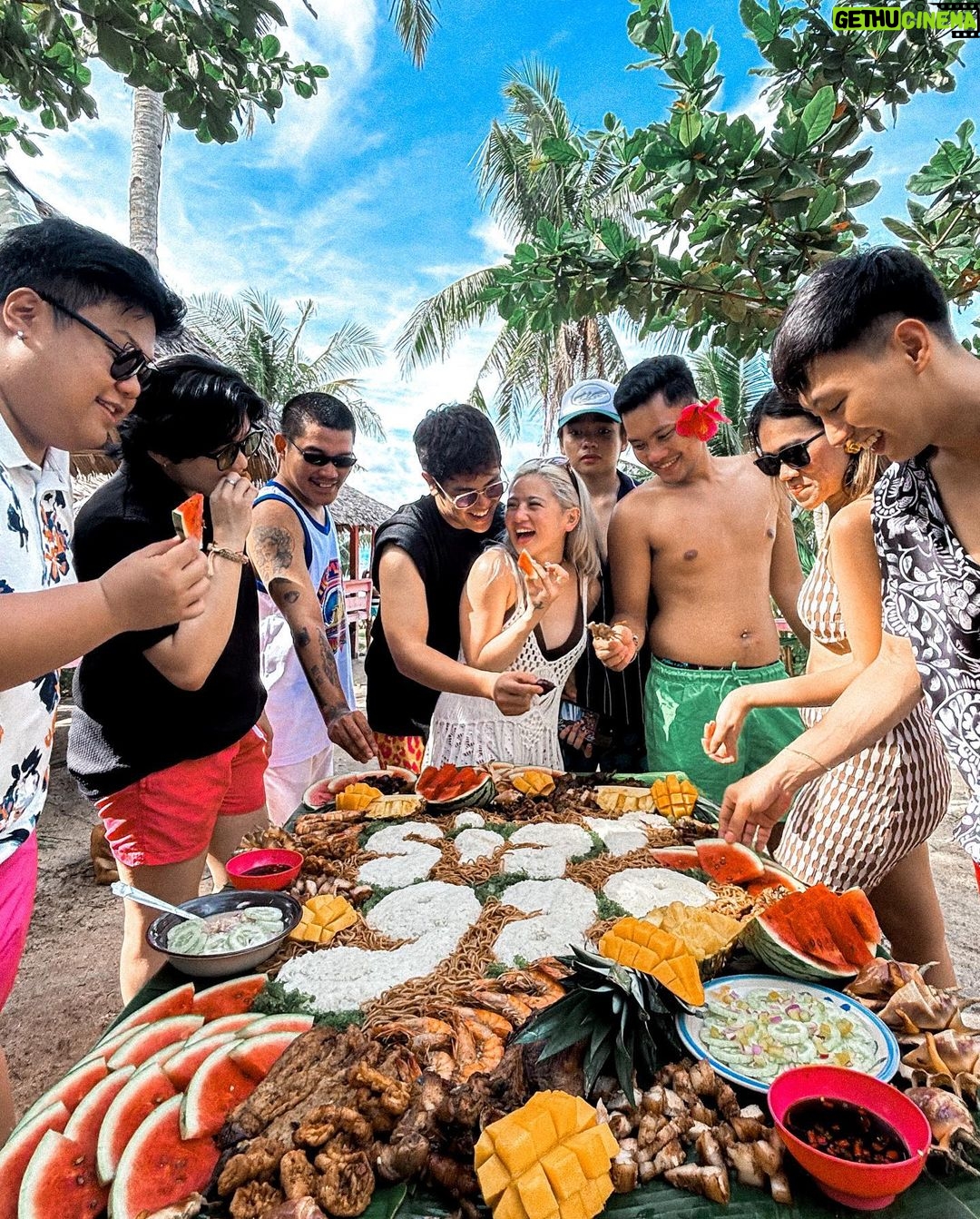 Ella Cruz Instagram - Tri - island 🏝️ boodle fight 🍗🍤 Siargao Island, Philippines