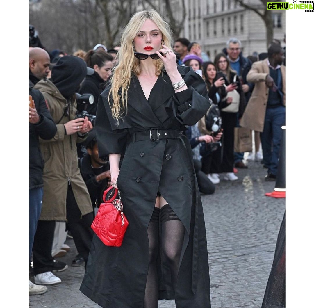 Elle Fanning Instagram - All hail (Mc)QUEEN Sarah Burton! Thank you for inviting me to your glorious razor sharp Paris return!! 🖤❤️🖤❤️🖤❤️ @alexandermcqueen