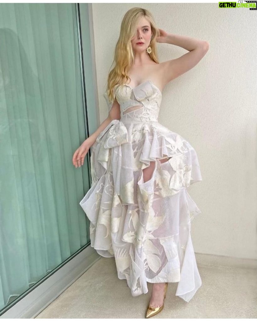 Elle Fanning Instagram - @alexandermcqueen dress of DREAMS ☁️🤍☁️ and a custom @ireneneuwirth earring 🌻💎🌻 for @criticschoice ! a girl could never ask for more! Thank you for adding to such a special night of celebrating our show @girlfromplainvillehulu