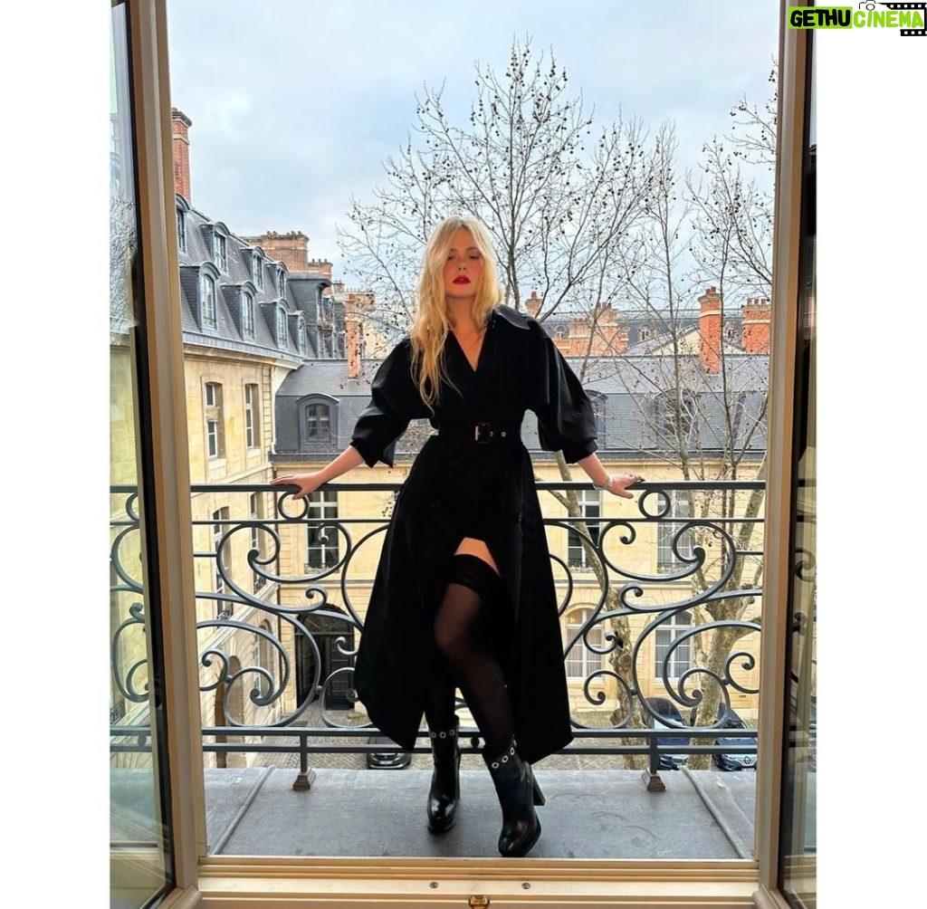 Elle Fanning Instagram - All hail (Mc)QUEEN Sarah Burton! Thank you for inviting me to your glorious razor sharp Paris return!! 🖤❤️🖤❤️🖤❤️ @alexandermcqueen