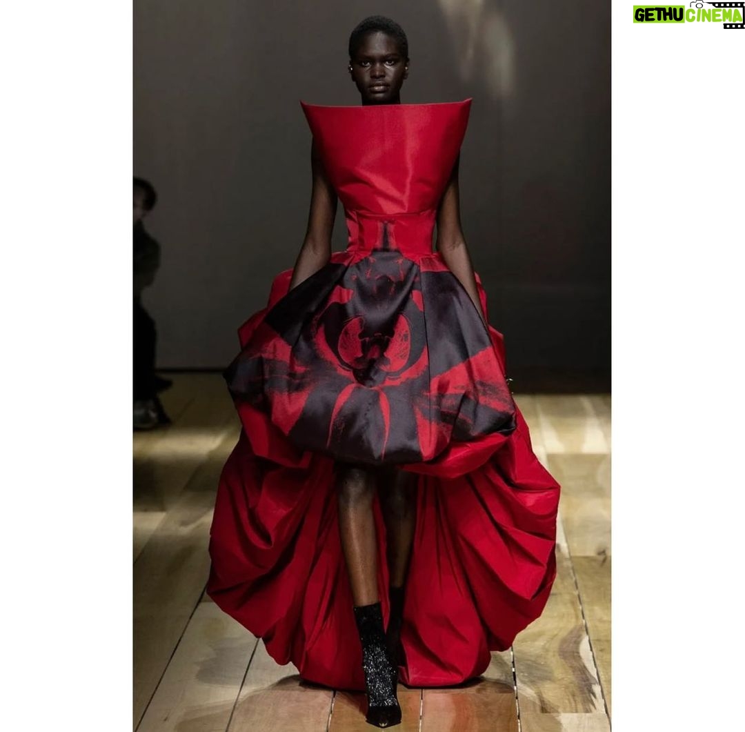 Elle Fanning Instagram - All hail (Mc)QUEEN Sarah Burton! Thank you for inviting me to your glorious razor sharp Paris return!! 🖤❤️🖤❤️🖤❤️ @alexandermcqueen