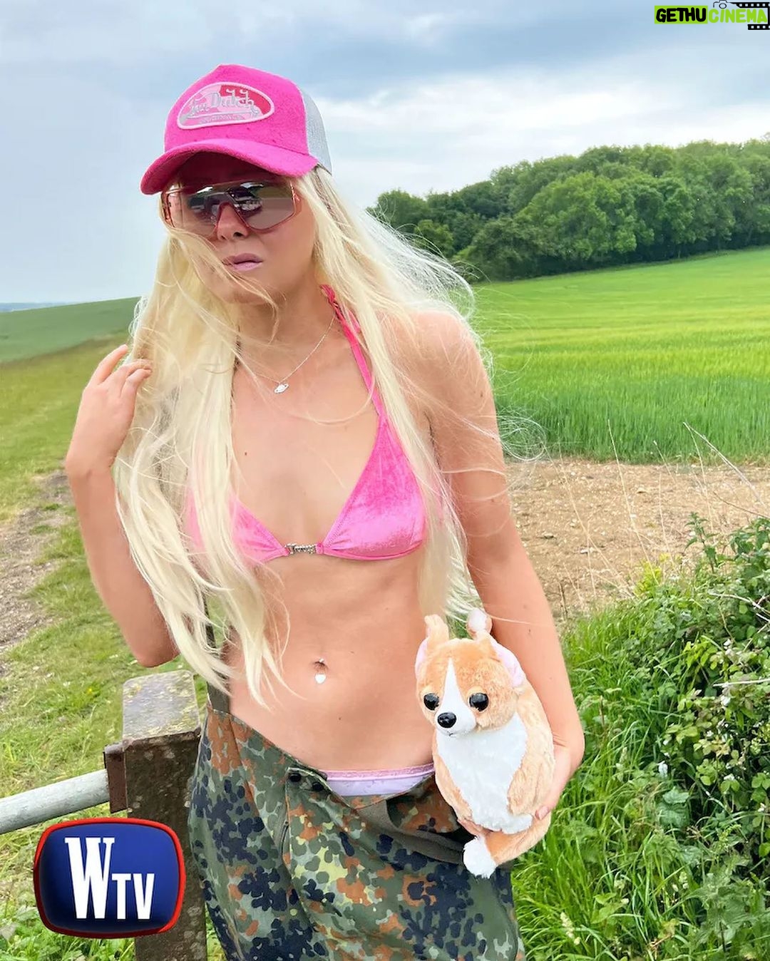 Elle Fanning Instagram - Chose to dress as THE ICONIC @parishilton in The Simple Life for W’s TV portfolio #LovesIt @wmag