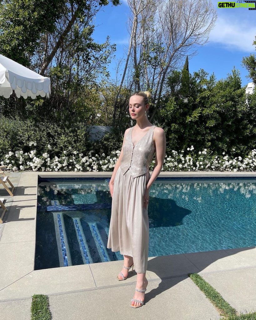 Elle Fanning Instagram - Catch me on the @latelateshow tonight with @j_corden to talk all things @girlfromplainvillehulu !!! Always LOVE LOVE seeing you!!! @justjenda @erinayanianmonroe @samanthamcmillen_stylist