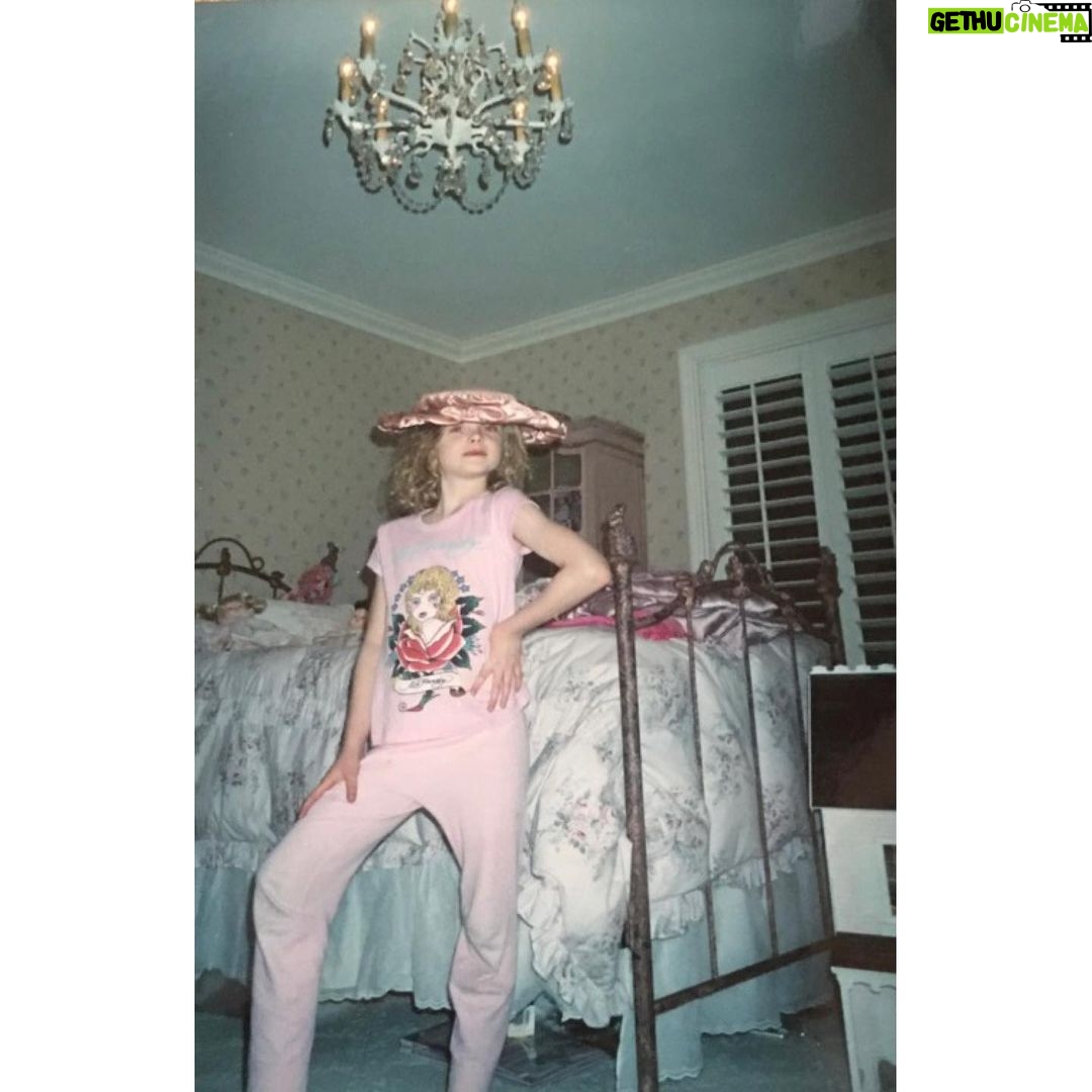 Elle Fanning Instagram - How it started ➡️ How it’s still going