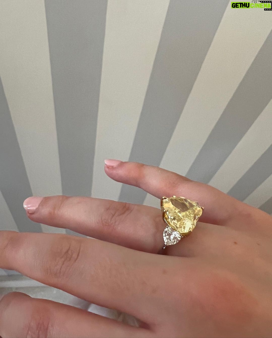 Elle Fanning Instagram - Jewelry always finishes off a look and thanks to @chopard I got to borrow THE MOST stunning string of hearts to adorn my neck, the sparkliest bracelet I’ve ever seen, and a yellow heart ring to add color and guess what?… MORE SPARKLE! 💛