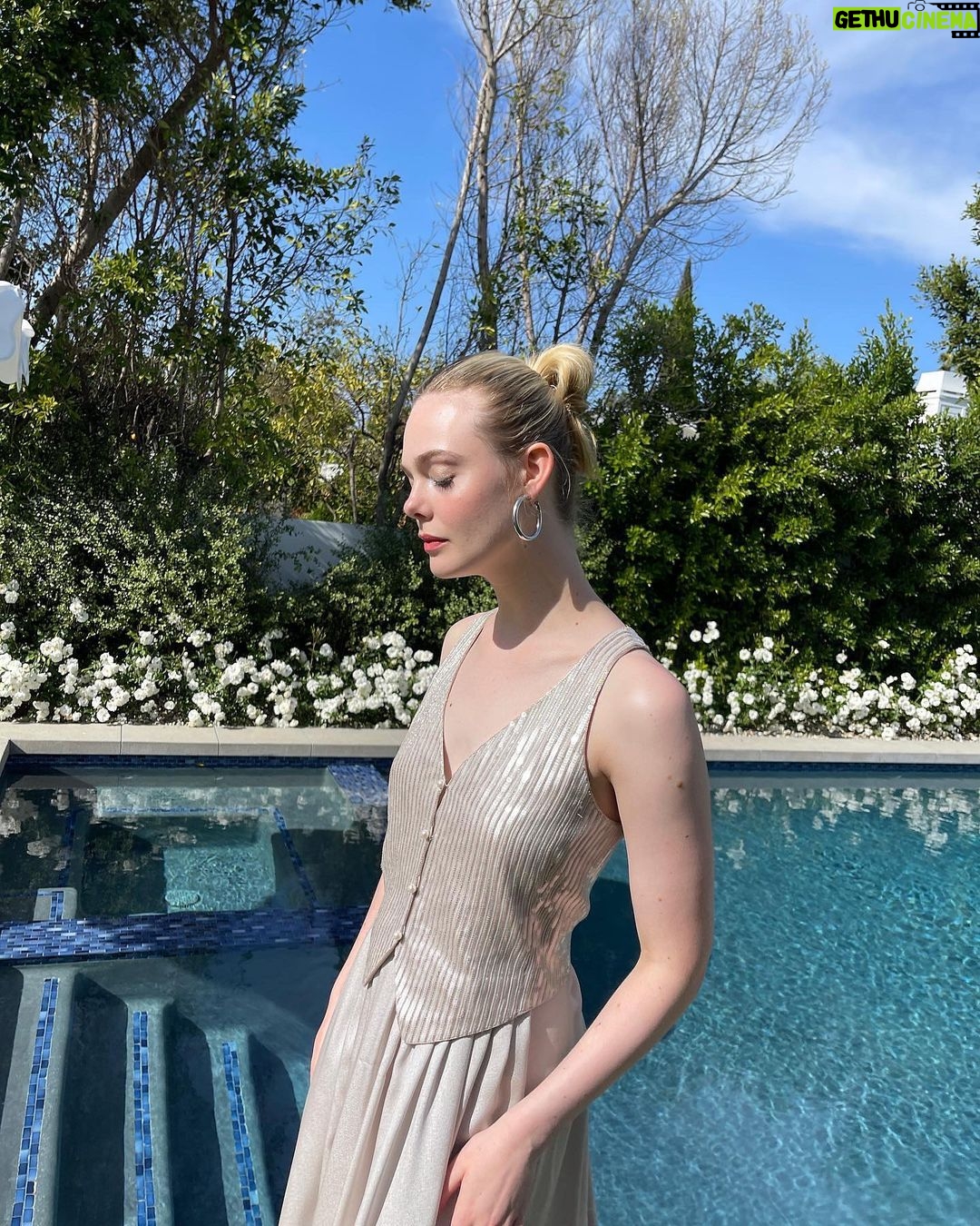 Elle Fanning Instagram - Catch me on the @latelateshow tonight with @j_corden to talk all things @girlfromplainvillehulu !!! Always LOVE LOVE seeing you!!! @justjenda @erinayanianmonroe @samanthamcmillen_stylist