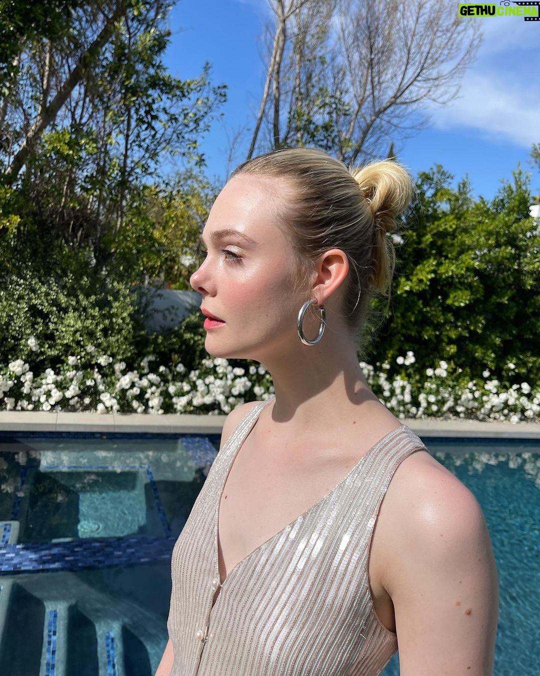 Elle Fanning Instagram - Catch me on the @latelateshow tonight with @j_corden to talk all things @girlfromplainvillehulu !!! Always LOVE LOVE seeing you!!! @justjenda @erinayanianmonroe @samanthamcmillen_stylist