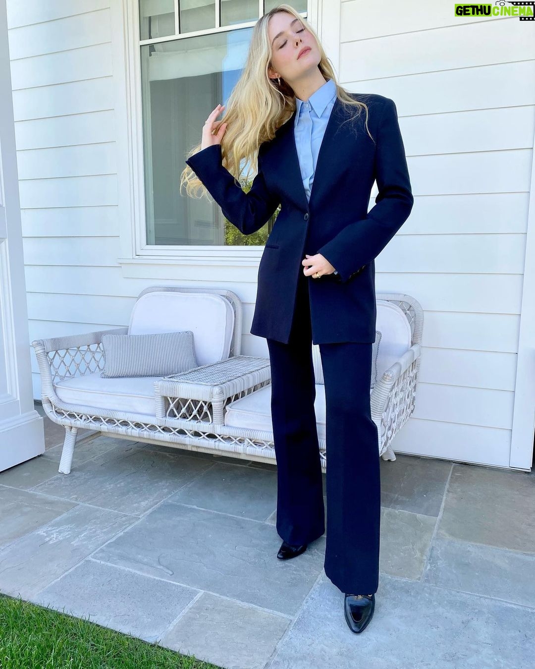 Elle Fanning - 663.8K Likes - 5 times the charm 👔