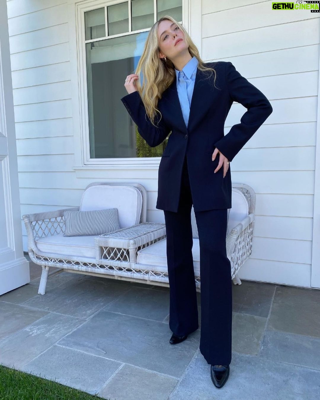 Elle Fanning - 663.8K Likes - 5 times the charm 👔