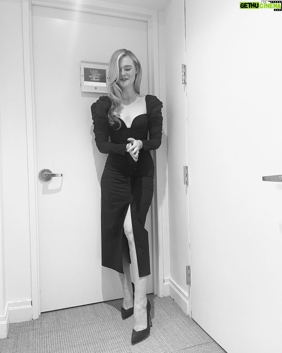 Elle Fanning Instagram - COLBERT 😎 TONIGHT FOR ‘THE GIRL FROM PLAINVILLE’ @samanthamcmillen_stylist @erinayanianmonroe @justjenda @felicityasargent @polisg @colbertlateshow @hulu @girlfromplainvillehulu