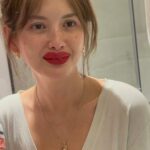 Ellen Adarna Instagram - Overlined Red Lips lang ang katapat mo! @ramsayderek07 👄💋