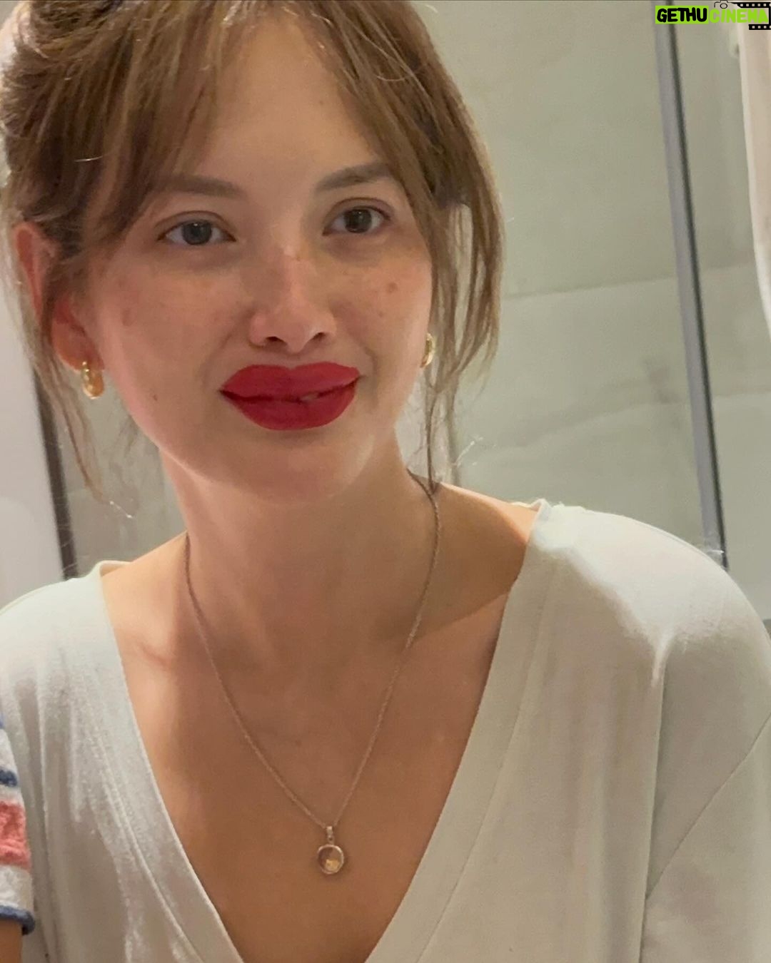 Ellen Adarna Instagram - Overlined Red Lips lang ang katapat mo! @ramsayderek07 👄💋