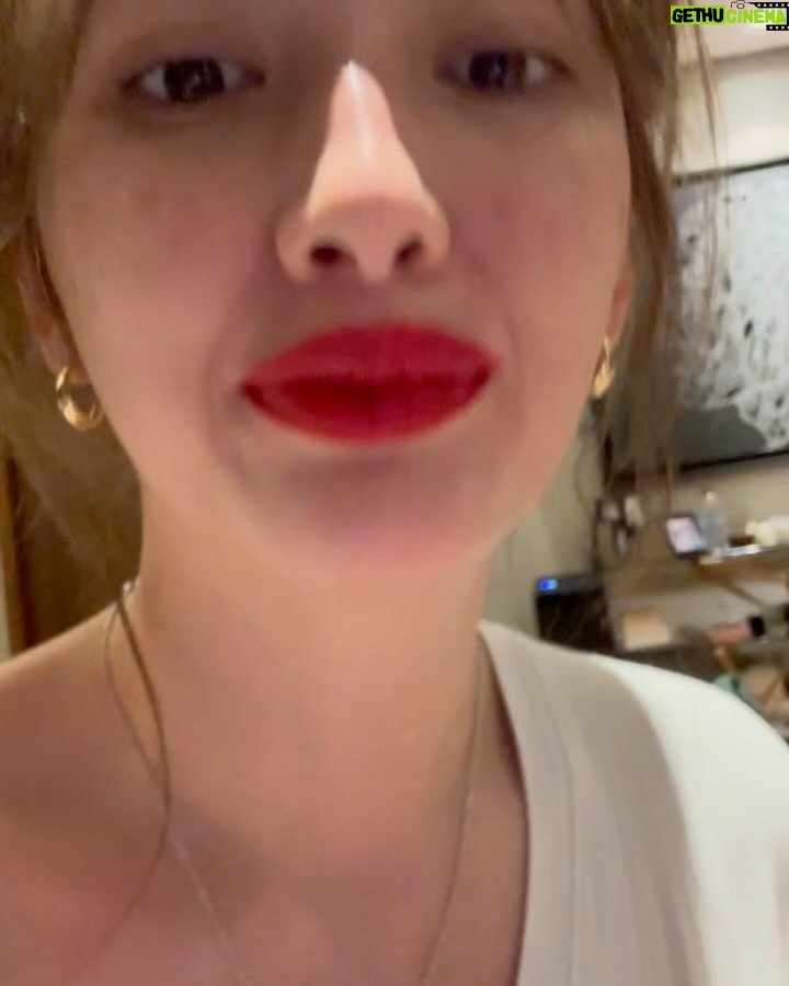 Ellen Adarna Instagram - Overlined Red Lips lang ang katapat mo! @ramsayderek07 👄💋
