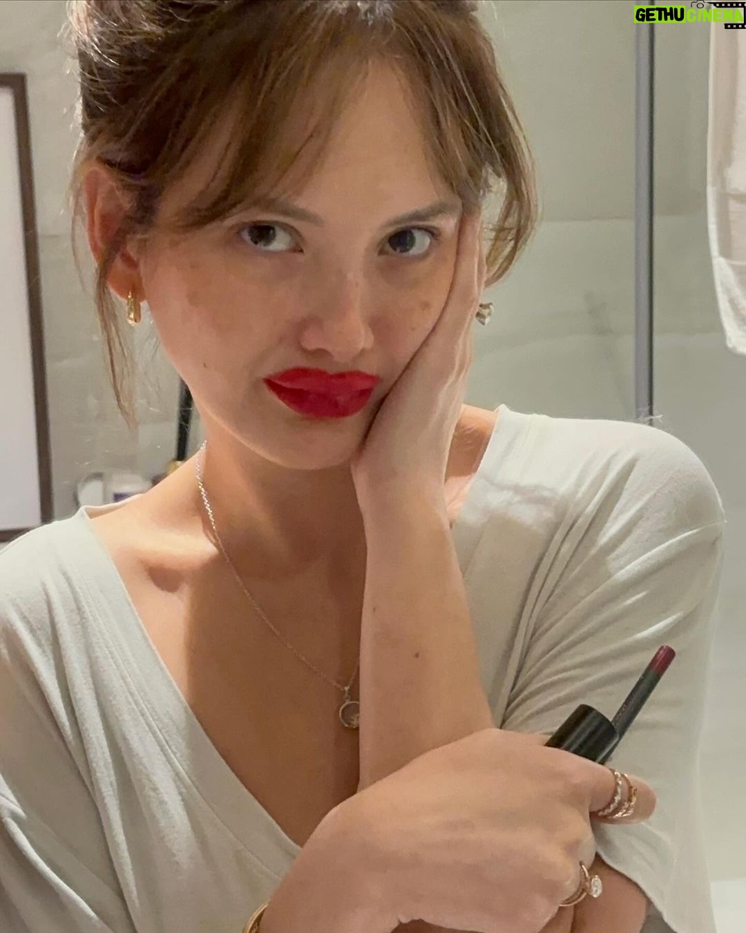 Ellen Adarna Instagram - Overlined Red Lips lang ang katapat mo! @ramsayderek07 👄💋