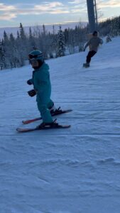 Ellen Adarna Instagram - Proud Mama, Happy Wife 🥰 One of the many videos i took of my boys (hypothermia ang fingers sa -21 🤸😆). 🏂⛷️ Mama as the Videographer (wakoi labot sa videos sakit sa akong buot 🫠😂) Highlight - Elias conquered a red slope this trip❣️🎿⛷️ Trysil Ski Resort, Norway