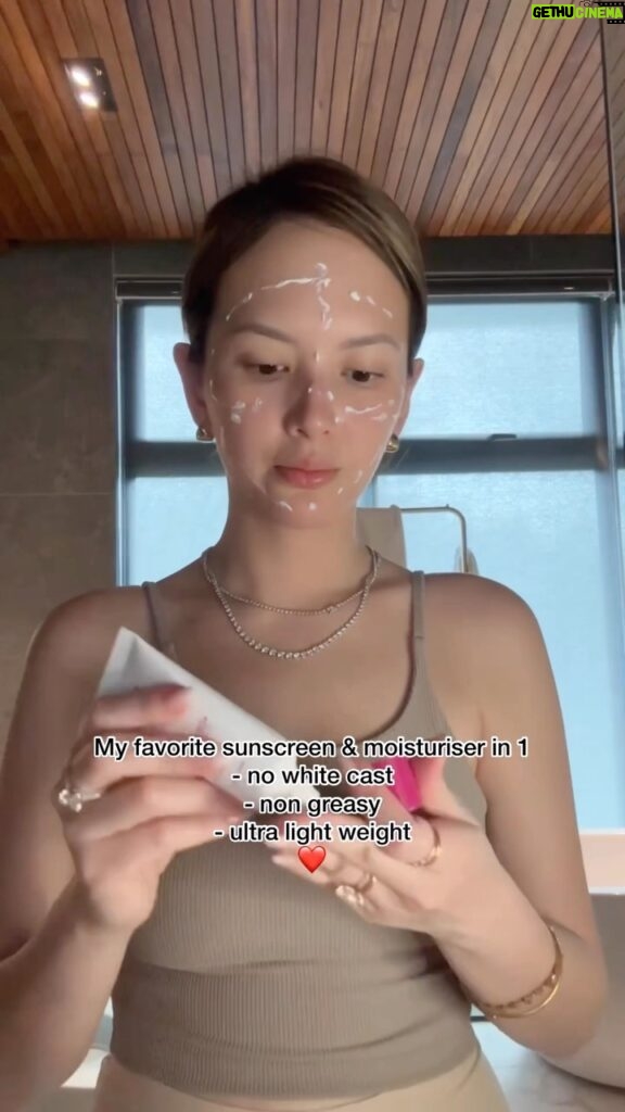 Ellen Adarna Instagram - Skin Rituals & Natural Makeup Look 😘 I always keep in mind that I need to reapply my favorite @seoulwhitekorea Bright & Even Sunscreen every 2 hours for consistent sun protection ❤️ All you need is a damp sponge then gently blend the sunscreen in. This technique is super quick and easy, plus this sunscreen is moisturizing and not sticky at all! No need to worry about messing your makeup.💕